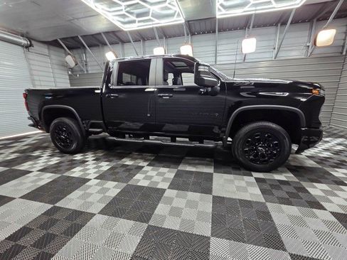 Used 2024 Chevrolet Silverado 2500 LT w/ Midnight Edition AWD/4WD image 9