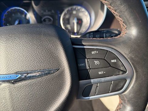 Used 2019 Chrysler Pacifica Touring-L image 20