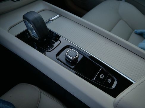 Certified 2023 Volvo XC60 T8 Core image 18