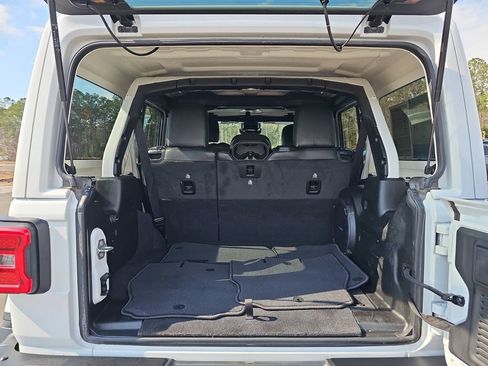 Used 2021 Jeep Wrangler Unlimited Rubicon w/ Xtreme Recon 35" Tire Package image 16