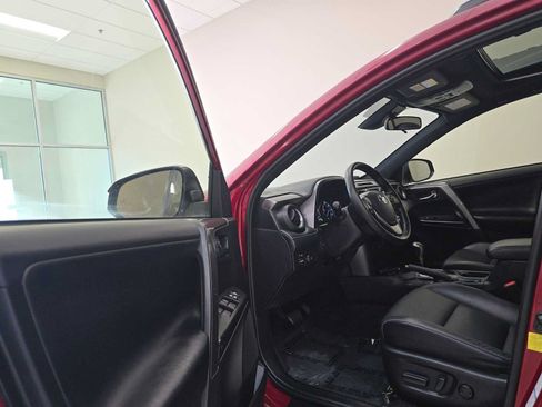 Used 2018 Toyota RAV4 SE AWD/4WD image 22