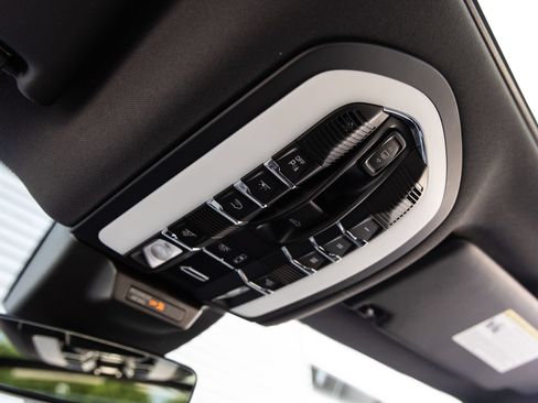 Used 2026 Porsche Macan AWD/4WD image 19