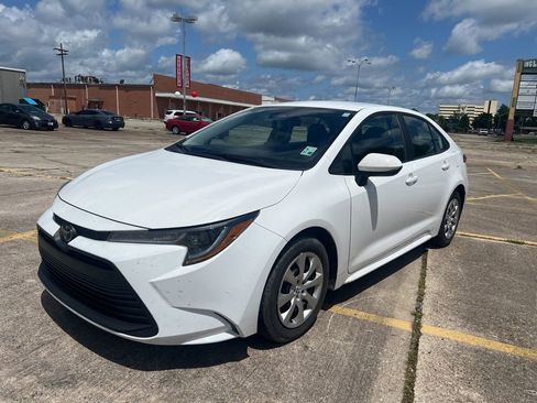 Used 2025 Toyota Corolla LE FWD image 3