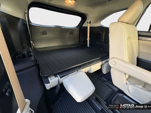Used 2024 Toyota Highlander Limited FWD image 35