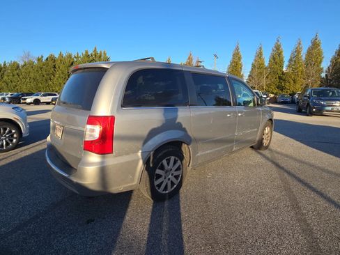 Used 2016 Chrysler Town & Country Touring image 5