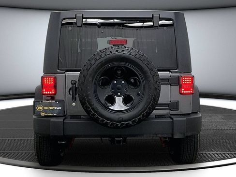 Used 2018 Jeep Wrangler Unlimited Rubicon w/ Connectivity Group AWD/4WD image 5