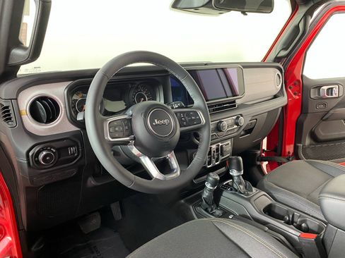 Used 2026 Jeep Wrangler Unlimited Sahara AWD/4WD image 21
