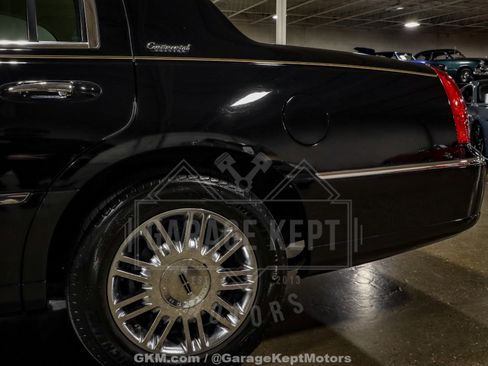 Used 2010 Lincoln Town Car Signature Limited image 36