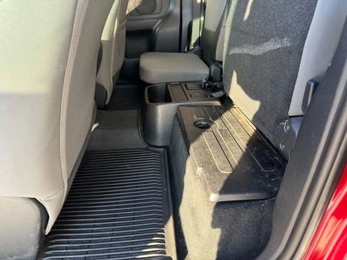 Used 2018 Toyota Tacoma SR5 w/ SR5 Appearance Package (SM) image 23