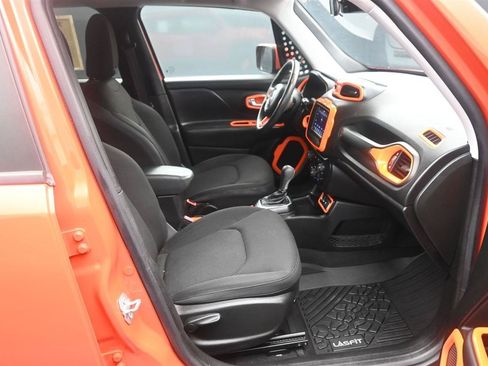 Used 2018 Jeep Renegade Altitude w/ Cold Weather Group FWD image 9