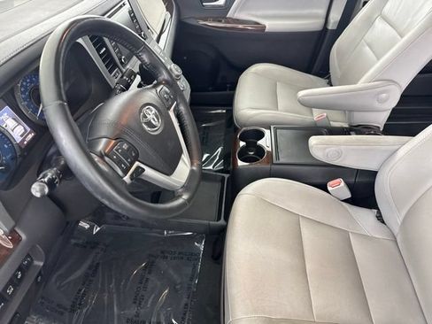 Used 2019 Toyota Sienna Limited Premium FWD image 22