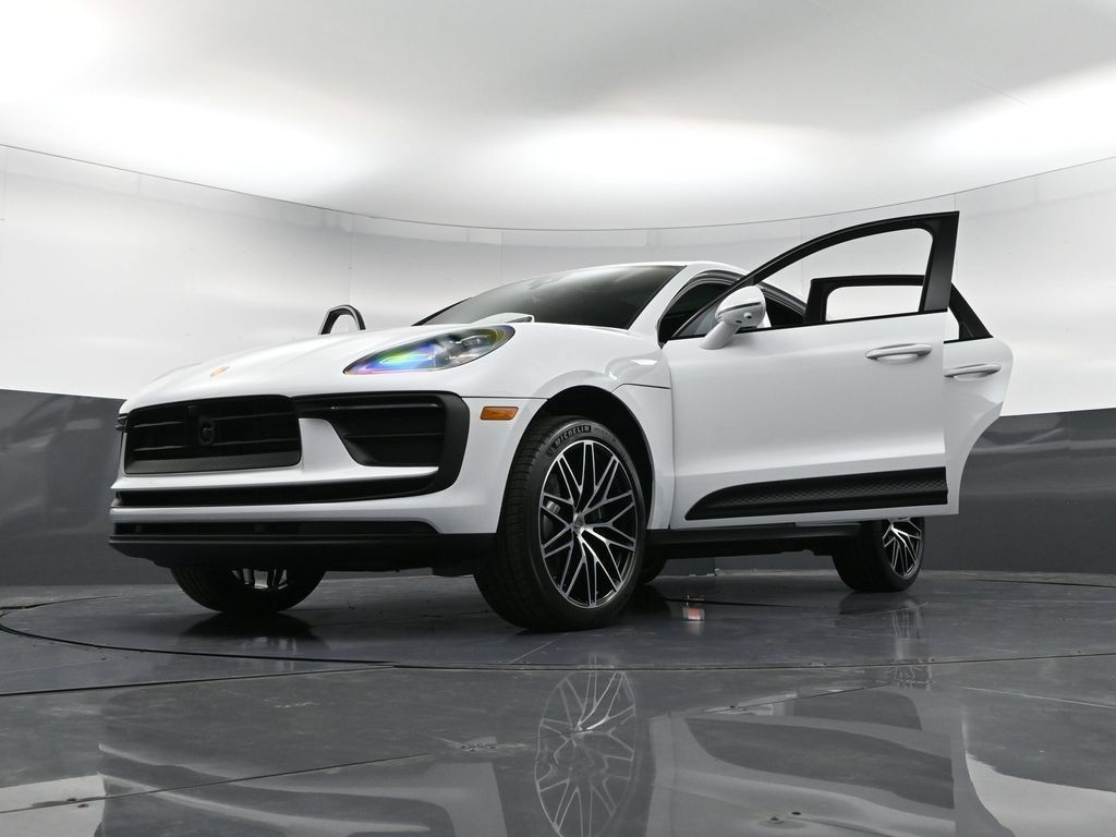 Certified 2026 Porsche Macan AWD/4WD image 39