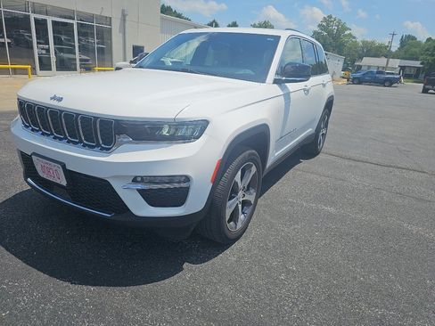 Used 2023 Jeep Grand Cherokee Limited AWD/4WD image 2