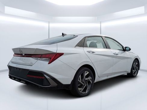 New 2025 Hyundai Elantra Limited FWD image 3