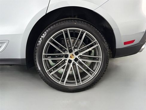 Certified 2026 Porsche Macan AWD/4WD image 12