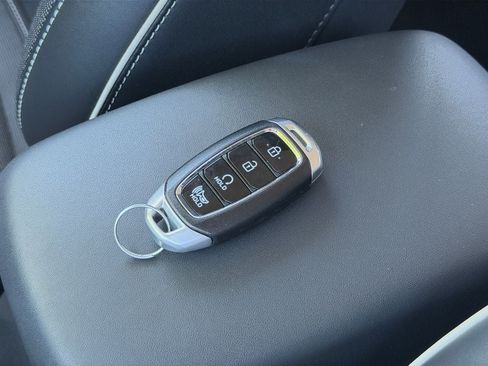Used 2023 Hyundai Venue Limited FWD image 31