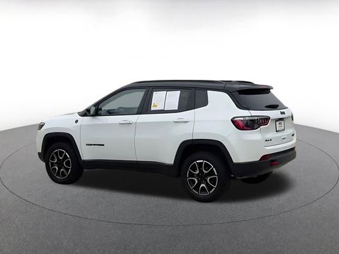 Used 2025 Jeep Compass Trailhawk AWD/4WD image 9