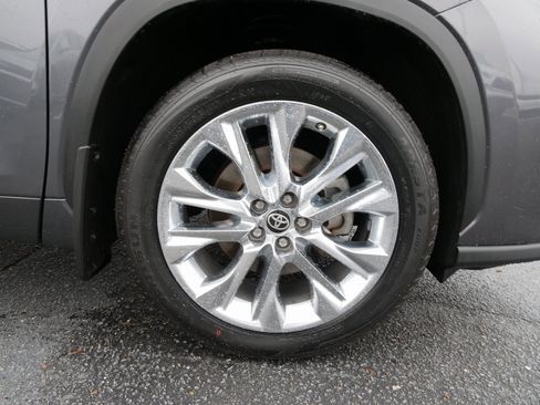 Used 2023 Toyota Highlander Limited image 10