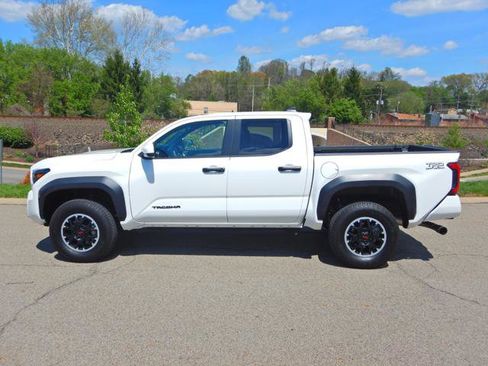 Used 2024 Toyota Tacoma TRD Off-Road AWD/4WD image 9