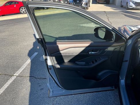 Used 2023 Nissan Rogue SV w/ SV Premium B Package image 10