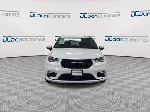 Used 2023 Chrysler Pacifica Touring-L FWD image 3