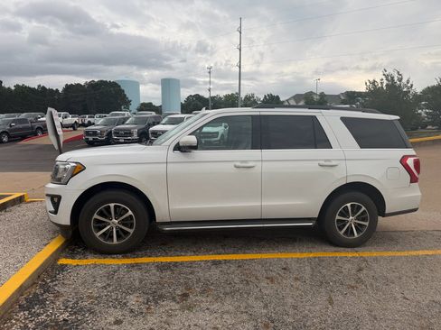 Used 2018 Ford Expedition XLT w/ Equipment Group 202A RWD image 2