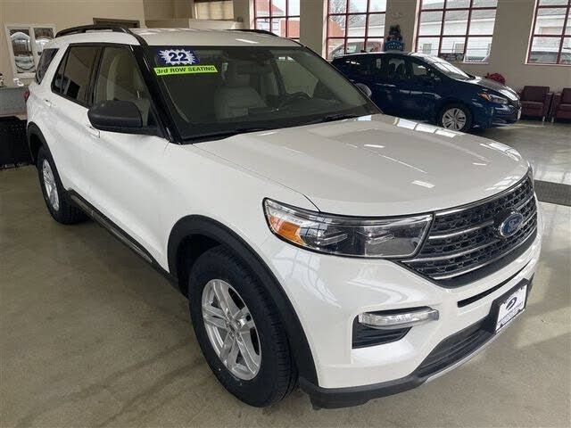 Used 2022 Ford Explorer XLT w/ Equipment Group 202A AWD/4WD image 2