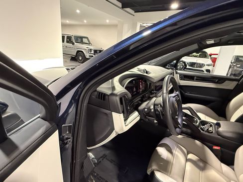 Used 2024 Porsche Cayenne AWD/4WD image 21