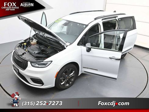 Used 2023 Chrysler Pacifica Touring-L w/ Road Tripper Package AWD/4WD image 37