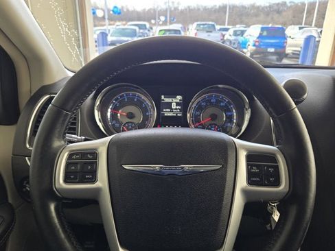 Used 2015 Chrysler Town & Country Touring w/ Driver Convenience Group image 26