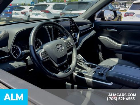 Used 2022 Toyota Highlander XSE AWD/4WD image 14