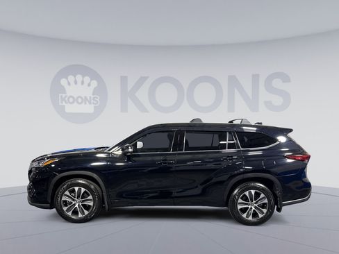 Used 2020 Toyota Highlander LE image 2
