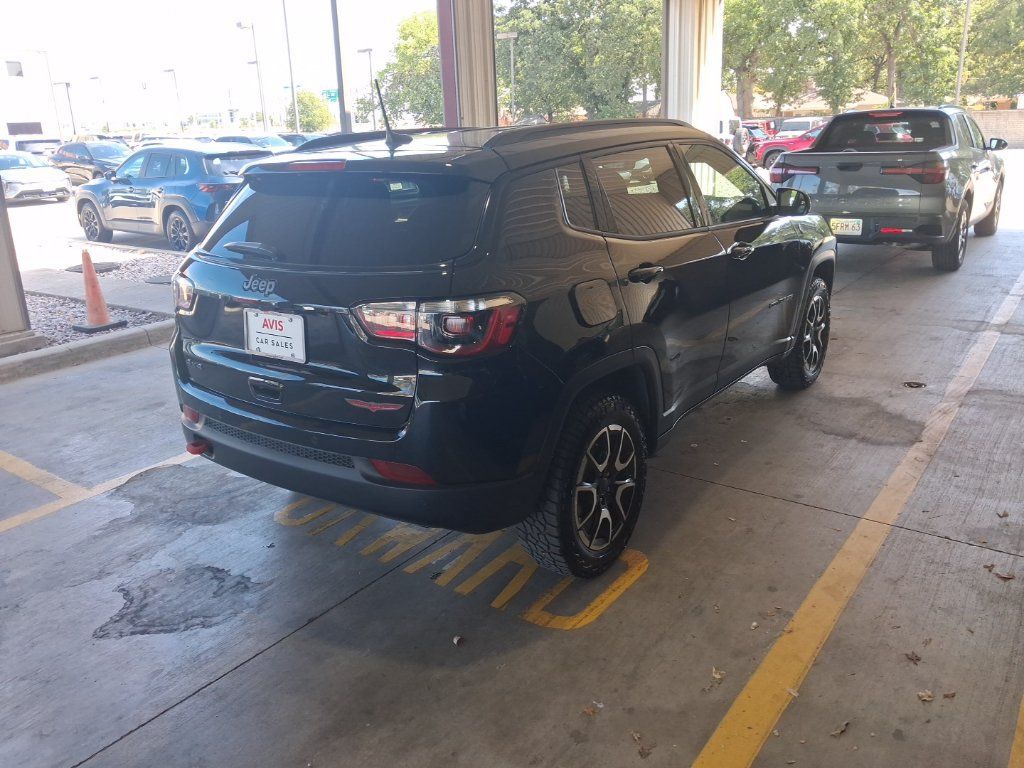 Used 2025 Jeep Compass Trailhawk AWD/4WD image 7