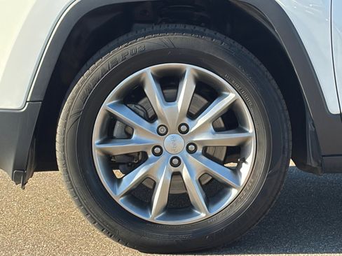 Used 2018 Jeep Cherokee Limited image 11