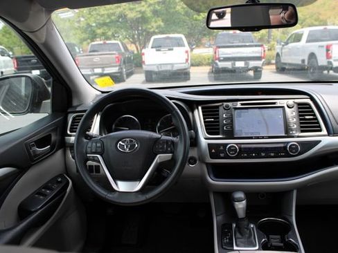 Used 2016 Toyota Highlander XLE FWD image 11