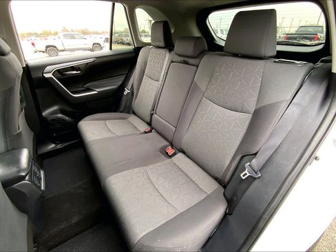Used 2021 Toyota RAV4 XLE image 19