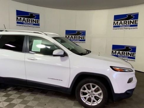 Used 2018 Jeep Cherokee Latitude FWD image 3