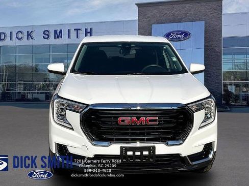 Used 2024 GMC Terrain SLE FWD image 2