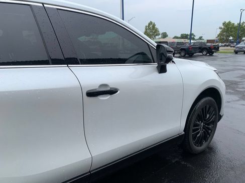 Used 2024 Toyota Venza Nightshade AWD/4WD image 13