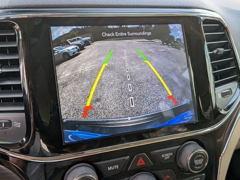 Used 2020 Jeep Grand Cherokee Limited RWD image 24