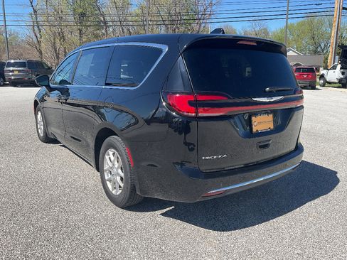 Used 2025 Chrysler Pacifica Select FWD image 7