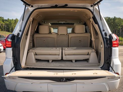 Used 2020 Lexus LX 570 4WD w/ Luxury Package image 23