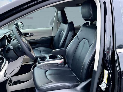 Used 2024 Chrysler Pacifica Touring-L image 11