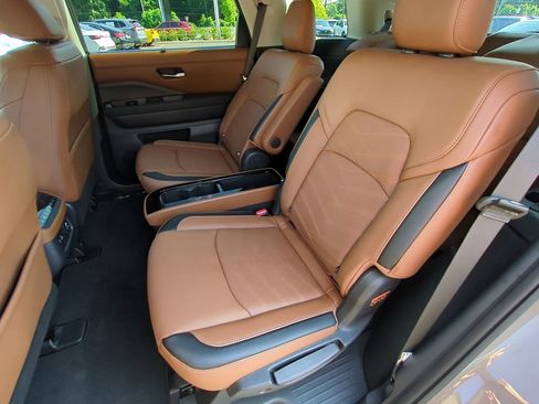 Used 2024 Nissan Pathfinder Platinum FWD image 13