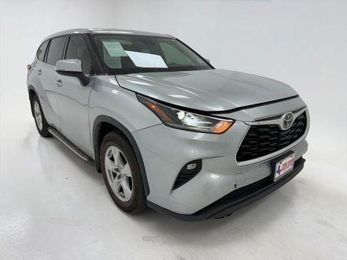 Used 2021 Toyota Highlander LE image 2