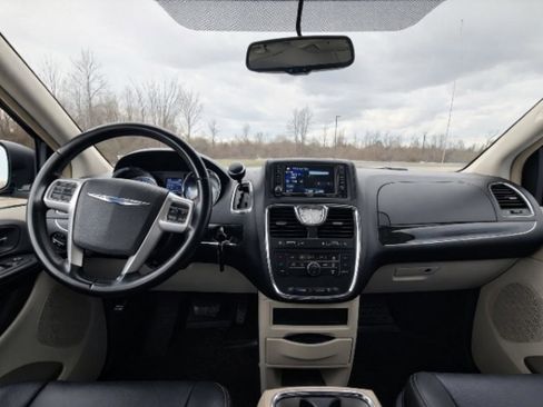 Used 2014 Chrysler Town & Country Touring w/ Trailer Tow Group image 16