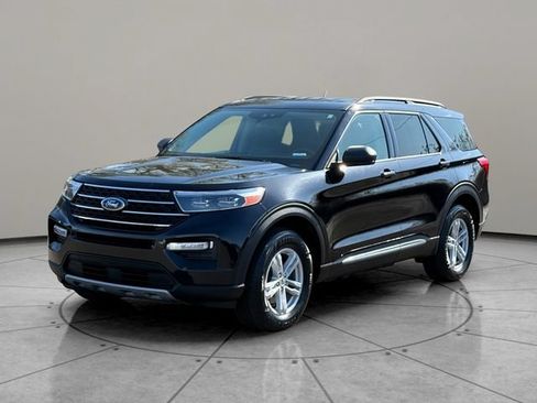 Certified 2021 Ford Explorer XLT w/ Equipment Group 202A AWD/4WD image 3
