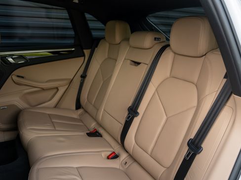 Certified 2022 Porsche Macan AWD/4WD image 35