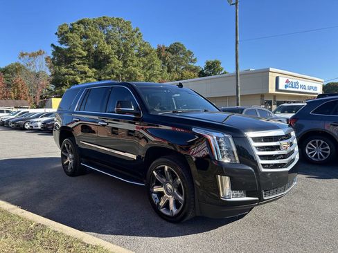 Used 2016 Cadillac Escalade Luxury image 3
