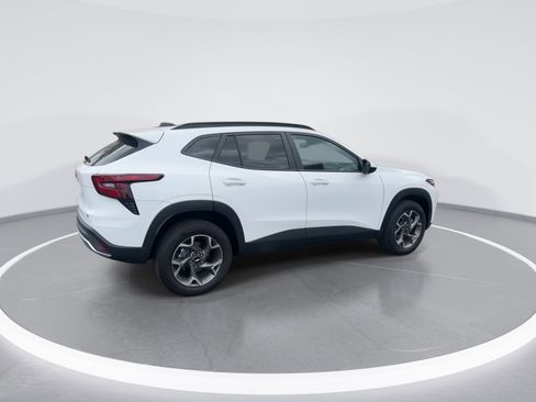 Used 2025 Chevrolet Trax LT FWD image 9